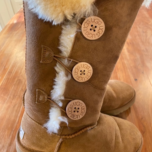 Ugg Bailey Button EUC size 6 - Picture 4 of 4